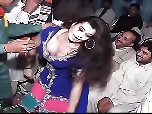 一位诱人的巴基斯坦舞者展示了她异国情调的魅力和感性的动作。