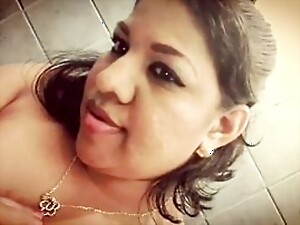 Una gordita latina con un ojo único disfruta bromeando y bailando en la webcam, trayendo humor y erotismo a sus espectadores