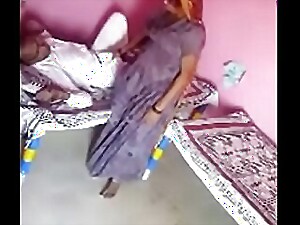 印度男人窥探女孩,导致性行为。